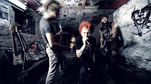 S.O.S. Chaos - Imagem retirada do clipe